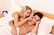 Paar hat Spass im Bett. Lachen, Freude und Erotik