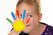Kind malt mit Fingerfarben