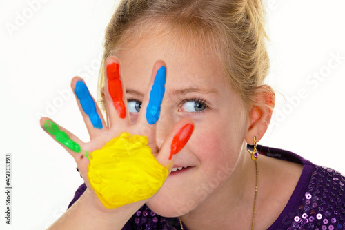 Photo: Kind malt mit Fingerfarben Kind malt mit Fingerfarben