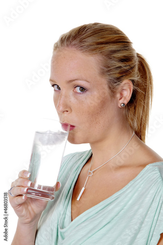 Photo: Frau trinkt ein Glas Wasser Frau trinkt ein Glas Wasser
