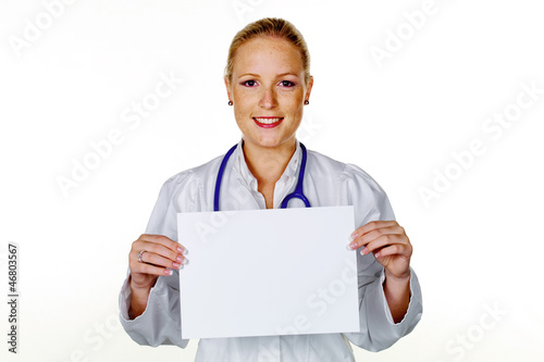 Photo: Ärztin mit Stethoskop und Schild Ärztin mit Stethoskop und Schild