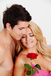 Paar im Bett mit Rose. Heiratsantrag