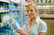 Frau kauft Milch im Supermarkt