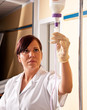 Krankenschwester gibt einem Patienten eine Infusion