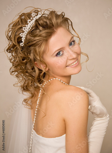 Photo: Bride with a hand near her shoulder Bride with a hand near her shoulder