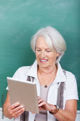Photo: seniorin arbeitet mit tablet-pc seniorin arbeitet mit tablet-pc