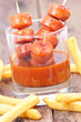 Currywurst am Spieß im Glas mit Pommes