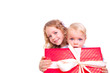 kinder mit geschenken