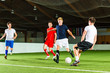 Mannschaft spielt Hallenfußball