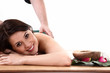 Junge Frau bei SPA entspannt mit Massage und lacht