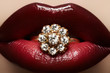 Foto: Macro lips cherry make-up with wedding gold diamond ring Macro lips cherry make-up with wedding gold diamond ring
