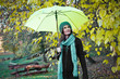 Foto: beautiful young girl under yellow umbrella beautiful young girl under yellow umbrella