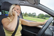 Junge Frau telefoniert im Auto