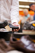 Mann kauft Schuhe im Supermarkt