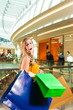 Junge Frau beim Shoppen in einer Mall