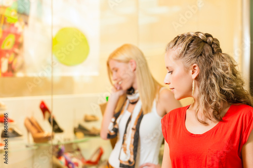 Photo: Freundinnen beim Schuhe kaufen und shoppen Freundinnen beim Schuhe kaufen und shoppen