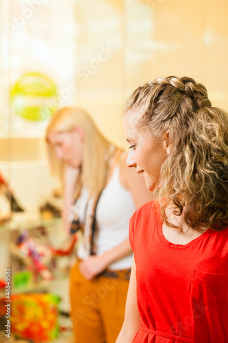 Photo: Freundinnen beim Schuhe kaufen und shoppen Freundinnen beim Schuhe kaufen und shoppen