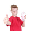 Junge mit Daumen hoch und Bubble Tea oder Milchshake
