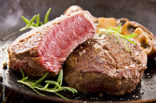 Photo: Steaks in der Pfanne Steaks in der Pfanne