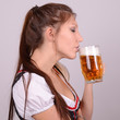 frau mit bier