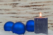 Weihnachtsdeko im Schnee