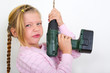 Mädchen mit Bohrmaschine