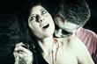 Zombie beißt Frau