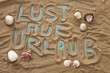 Lust auf Urlaub in Strand geschrieben mit Muscheln