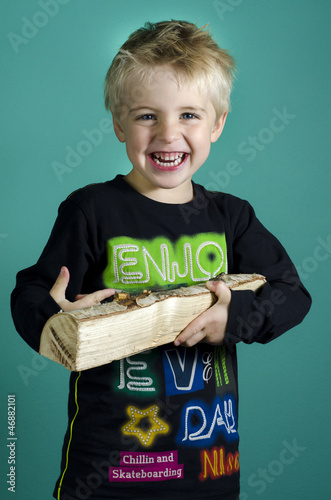 Photo: Junge hält Holzscheit Junge hält Holzscheit