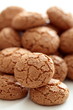 amaretti biscotti su sfondo bianco