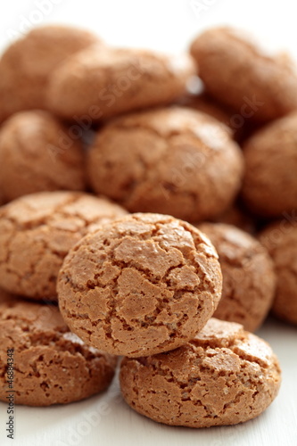 Photo: amaretti biscotti su sfondo bianco amaretti biscotti su sfondo bianco