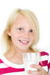 Mädchen trinkt Milch