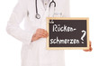 Arzt mit Schild - Rückenschmerzen
