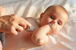 Foto: Pediatrician exams infant with stethoscope Pediatrician exams infant with stethoscope
