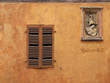 Hausfassade mit Wappen