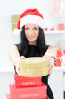 frau überreicht weihnachtsgeschenk