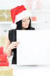weihnachtsfrau mit hinweisschild