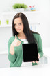 erfolgreiche junge frau mit tablet pc