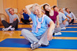 Foto: Gruppe beim Rückentraining im Fitnesscenter Gruppe beim Rückentraining im Fitnesscenter
