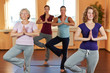 Frauen machen Yoga im Sportstudio