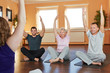 Gruppe macht Gymnastik im Fitnesscenter