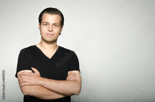 Photo: mann mit verschränkten armen mann mit verschränkten armen