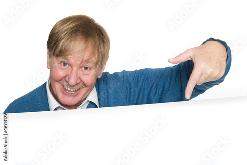 Photo: Älterer Mann zeigt auf... Älterer Mann zeigt auf...