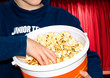 Kind mit einer Jumbo-Portion Popcorn im Kino