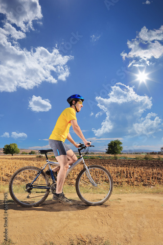 Photo: Male bicyclist riding a bike Male bicyclist riding a bike