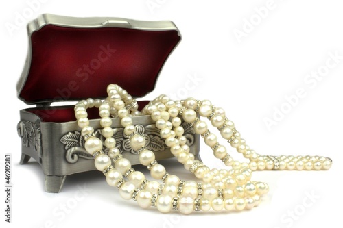 Photo: Jewelry box and pearl necklace Jewelry box and pearl necklace