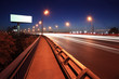 Foto: Road with lanterns and blank billboard at dark night in city. Road with lanterns and blank billboard at dark night in city.