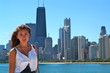 jeune fille à Chicago devant la skyline