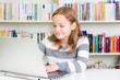 kind in der bibliothek