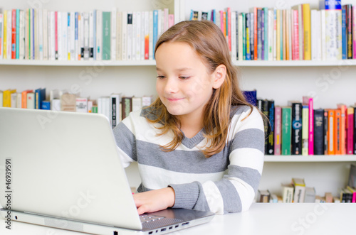 Photo: kind in der bibliothek kind in der bibliothek